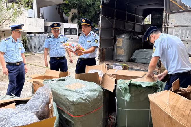 Lực lượng quản lý thị trường tỉnh Lạng Sơn kiểm tra hàng hóa vi phạm bị thu giữ. (Ảnh: QL)