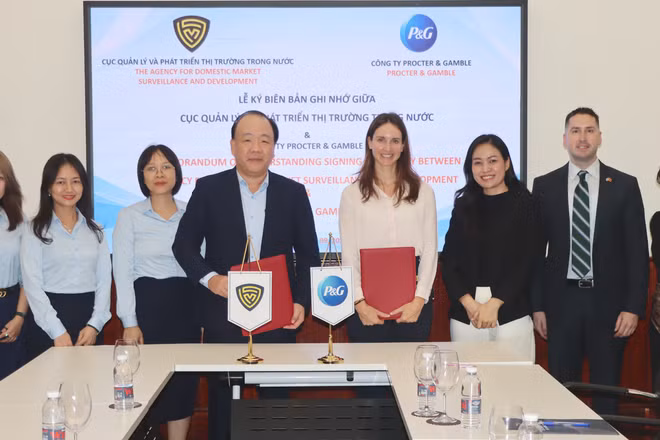 Cục Quản lý và Phát triển thị trường trong nước (Bộ Công thương) và Công ty Procter & Gamble (P&G) ký kết biên bản ghi nhớ hợp tác nhằm tăng cường phối hợp trong công tác phòng, chống hàng giả và bảo vệ quyền sở hữu trí tuệ. (Ảnh: BT)