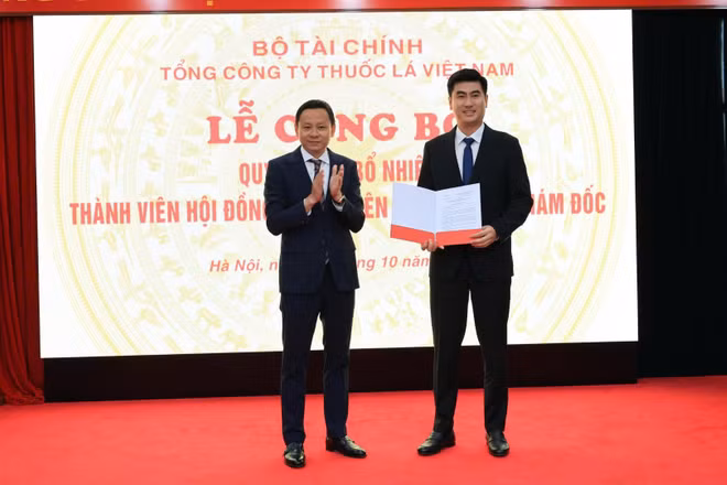 Chủ tịch Hội đồng thành viên Vinataba Hồ Lê Nghĩa trao quyết định bổ nhiệm chức danh Thành viên Hội đồng thành viên Vinataba cho đồng chí Nguyễn Tuấn Sơn. (Ảnh: A. DƯƠNG)