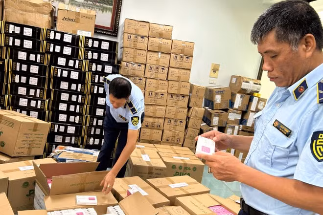 Lực lượng Quản lý thị trường thành phố Hà Nội kiểm tra hàng hóa có dấu hiệu vi phạm trong hoạt động thương mại điện tử.
