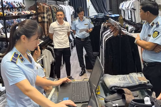 Lực lượng Quản lý thị trường thành phố Hải Phòng xử phạt một cửa hàng thời trang kinh doanh quần áo giả mạo nhãn hiệu trên mạng xã hội.