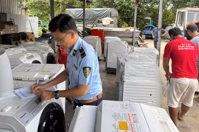 Lực lượng Quản lý thị trường đang kiểm kê, niêm phong hàng hóa vi phạm.