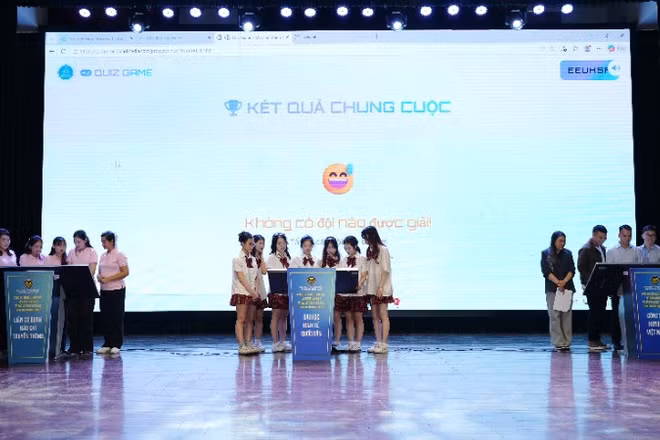 Ba đội thi bước vào phần thi kiến thức pháp luật.
