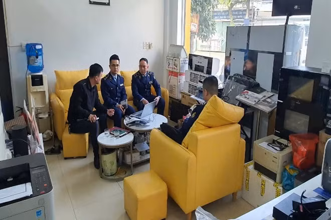 Lực lượng Quản lý thị trường tỉnh Cao Bằng tiến hành xử phạt vi phạm không thực hiện thủ tục thông báo website thương mại điện tử theo quy định của pháp luật.