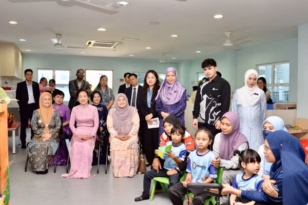 Bà Nguyễn Thị Thanh Nga, Phu nhân Chủ tịch Quốc hội và Phu nhân Chủ tịch Hạ viện Malaysia đến thăm Trung tâm can thiệp và giáo dục ban đầu hỗ trợ trẻ em tự kỷ.