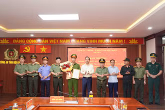 Đồng chí Trần Tiến Dũng, Phó Bí thư Tỉnh ủy Điện Biên đã thay mặt lãnh đạo tỉnh biểu dương và khen thưởng cho các lực lượng tham gia phá thành công Chuyên án 625T.