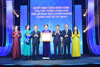 Phó Thủ tướng Hồ Đức Phớc và Bộ trưởng Tài chính Nguyễn Văn Thắng đã trao Bằng khen của Thủ tướng Chính phủ Phạm Minh Chính cho tập thể Sở Giao dịch Chứng khoán TP Hồ Chí Minh nhân kỷ niệm 25 năm thành lập...