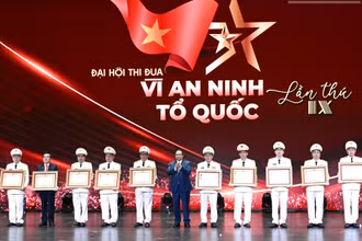 Thủ tướng Phạm Minh Chính trao danh hiệu Anh hùng lực lượng vũ trang và Huân chương Quân công.