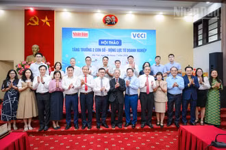 Các đại biểu tham dự Hội thảo chụp ảnh lưu niệm.