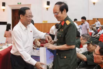 Phó Chủ tịch Quốc hội Trần Quang Phương và đoàn công tác đã trao 100 suất quà tới các thương binh, bệnh binh, thân nhân liệt sĩ và người có công với cách mạng trên địa bàn.