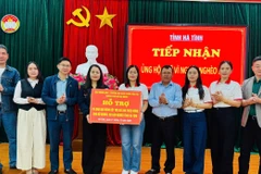 Các thành viên đoàn công tác trao quà hỗ trợ cho các gia đình khó khăn ở Hà Tĩnh.