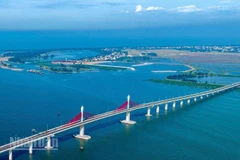 Cầu Cửa Hội nối hai tỉnh Nghệ An và Hà Tĩnh.
