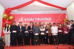 Đại diện lãnh đạo Agribank Hà Tĩnh II và cấp ủy, chính quyền địa phương trao quà cho các hộ gia đình chính sách trên địa bàn.