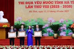 Phó Chủ tịch nước Võ Thị Ánh Xuân trao tặng Huân chương Lao động hạng Nhì cho các đồng chí lãnh đạo, nguyên lãnh đạo tỉnh Hà Tĩnh.