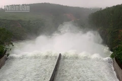 Hồ Kẻ Gỗ xả qua tràn Dốc Miếu với lưu lượng từ 350 m3/giây.