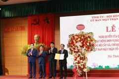Phó Chủ tịch Quốc hội Vũ Hồng Thanh trao Nghị quyết số 1665 của Ủy ban Thường vụ Quốc hội về việc sắp xếp các đơn vị hành chính cấp xã của tỉnh Hà Tĩnh.