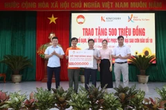 Đại diện Quỹ Khởi sự từ tâm và Văn phòng đại diện Báo Nhân Dân tại Hà Tĩnh trao tặng người dân xã Cổ Đạm 500 triệu đồng khắc phục hậu quả bão số 10.