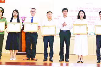 Lãnh đạo thành phố Đà Nẵng trao thưởng các tập thể có thành tích xuất sắc trong triển khai thực hiện Đề án. (Ảnh XUÂN HẬU)
