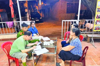 Công an Hà Nội hướng dẫn người dân cài đặt VNeID trên điện thoại.