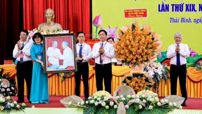 Chủ tịch Ủy ban Trung ương Mặt trận Tổ quốc Việt Nam Đỗ Văn Chiến tặng hoa và bức chân dung "Bác Hồ và Bác Tôn" cho tập thể lãnh đạo Ủy ban Mặt trận Tổ quốc Việt Nam tỉnh Thái Bình.