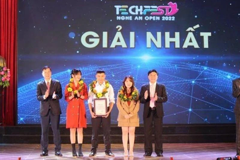 Thứ trưởng Khoa học và Công nghệ Bùi Thế Duy và Phó Bí thư Thường trực Tỉnh ủy Nghệ An Nguyễn Văn Thông trao giải Nhất cho nhóm tác giả.