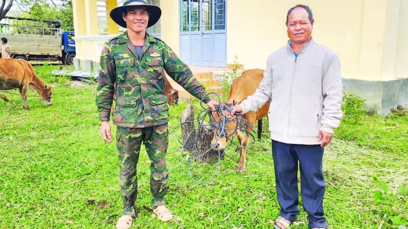 Người dân xã Ia Phí vui vẻ nhận bò giống sinh sản từ Chương trình mục tiêu quốc gia về giảm nghèo bền vững, hỗ trợ người dân vươn lên thoát nghèo.