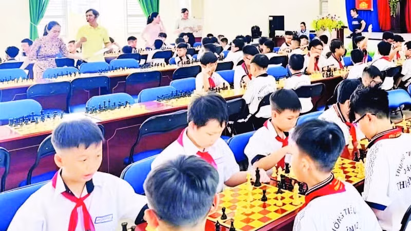 Học sinh Trường tiểu học Thuận Kiều thi đấu tại hội thi cờ vua của nhà trường.