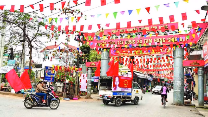 Các ngõ, xóm tại xã Tam Hưng đều được trang hoàng cờ hoa tưng bừng, khí thế. (Ảnh ÁNH NGỌC)