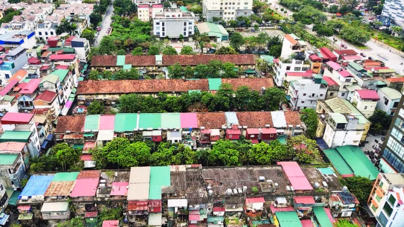 Các dãy nhà tập thể cũ đã xuống cấp, không bảo đảm an toàn.