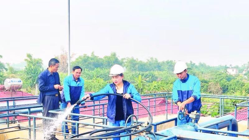Công nhân Nhà máy nước sạch Tiền Tiến kiểm tra hệ thống bể lọc.