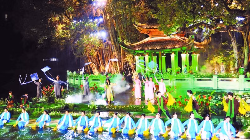 Trình diễn vẻ đẹp của áo dài tại không gian hồ Văn (Di tích Văn Miếu - Quốc Tử Giám).