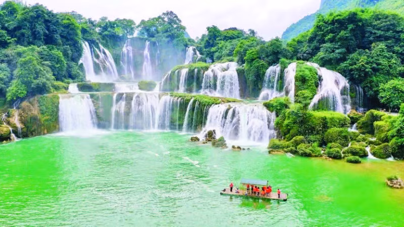 Thác Bản Giốc-Đức Thiên như một “viên ngọc xanh” nổi bật giữa núi rừng. (Ảnh MINH TUẤN)