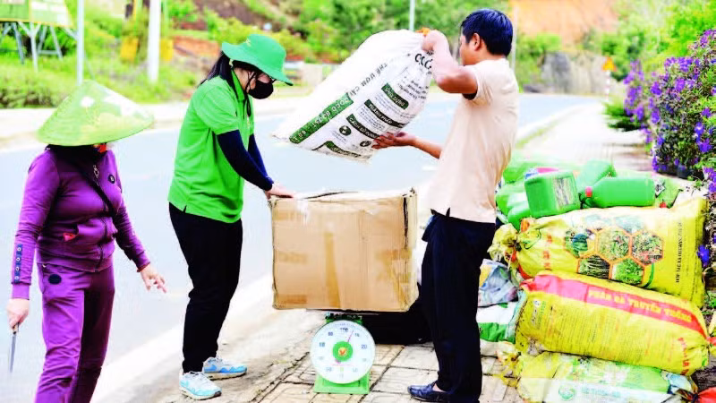 Người dân tham gia chương trình đổi bao bì, chai lọ thuốc bảo vệ thực vật đã qua sử dụng lấy quà tặng tại phường Lâm Viên-Đà Lạt.