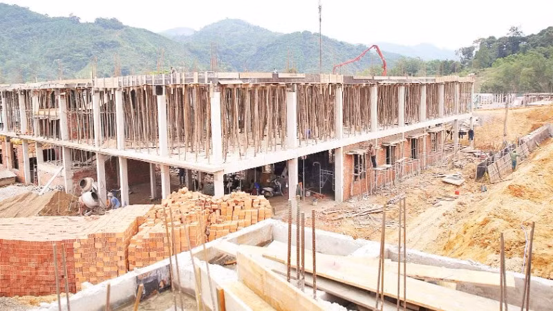 Công trình khối nhà hành chính, quản trị tại dự án Trường nội trú Tiểu học và Trung học cơ sở Đakrông đang được gấp rút xây dựng.