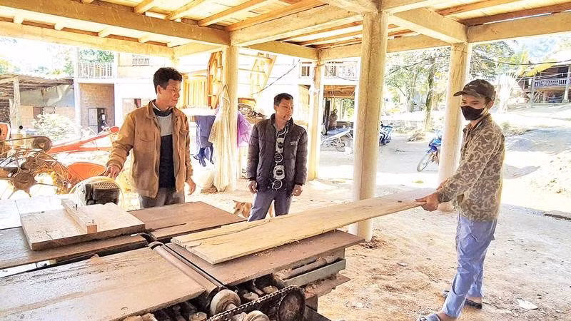 Bí thư Chi bộ thôn Pa Hy Hồ Văn Được (ngoài cùng, bên trái) thăm hỏi, động viên người dân chuyển đổi ngành nghề phù hợp, hiệu quả.