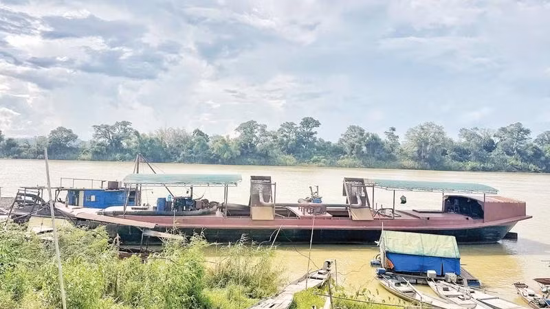 Nhiều phương tiện vận chuyển, khai thác cát sỏi trên địa bàn tỉnh Nghệ An nằm bờ do chưa được đăng kiểm.