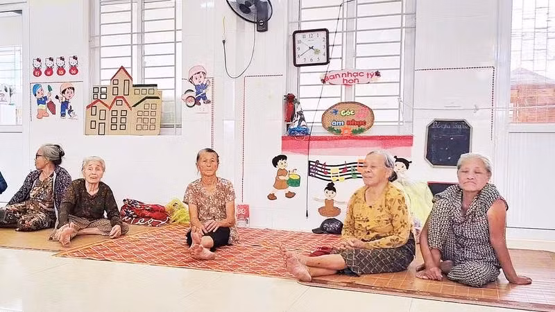 Các trường học, nhà ở kiên cố, cao ráo được tận dụng làm nơi tránh trú an toàn cho người dân.