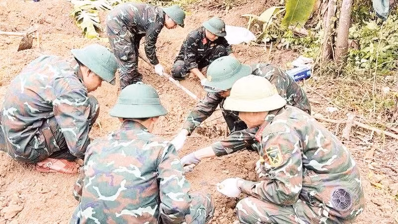 Đội 584 phát hiện, quy tập hài cốt liệt sĩ tại khu phố Tri Bưu, phường Quảng Trị (Ảnh XUÂN DIỆN)