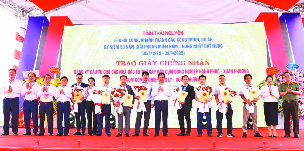 Lãnh đạo tỉnh Thái Nguyên trao giấy chứng nhận đăng ký đầu tư cho hàng loạt dự án đầu tư vào các khu, cụm công nghiệp.