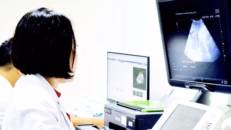 Siêu âm kiểm tra sức khỏe mẹ và con trước khi sinh ở Bệnh viện Phụ sản Hải Dương.
