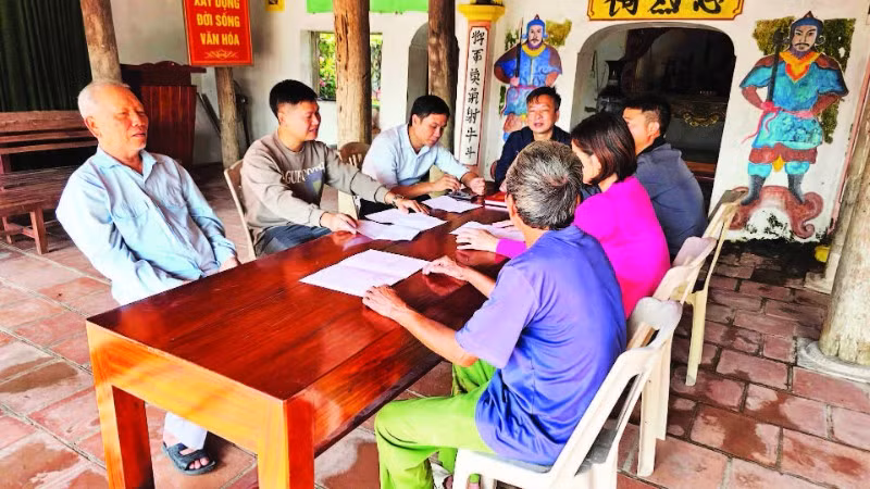 Người dân thôn Bái Ân, xã Tống Sơn nghe tuyên truyền về chiến dịch 90 ngày làm sạch dữ liệu đất đai.