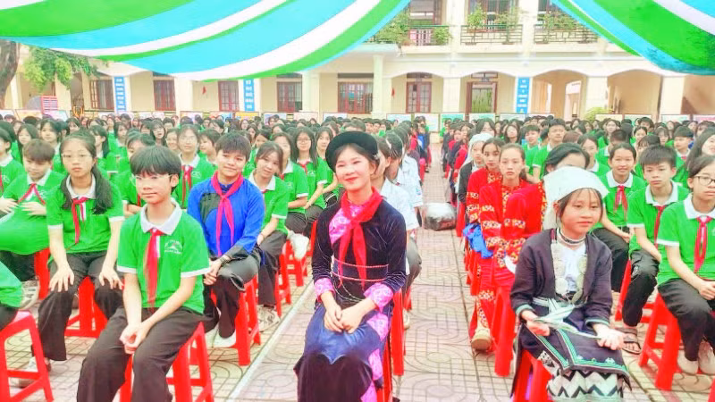 Mô hình cán bộ, giáo viên, nhân viên đỡ đầu học sinh có hoàn cảnh khó khăn được Sở Giáo dục và Đào tạo tỉnh Cao Bằng nhân rộng từ năm học 2024-2025.