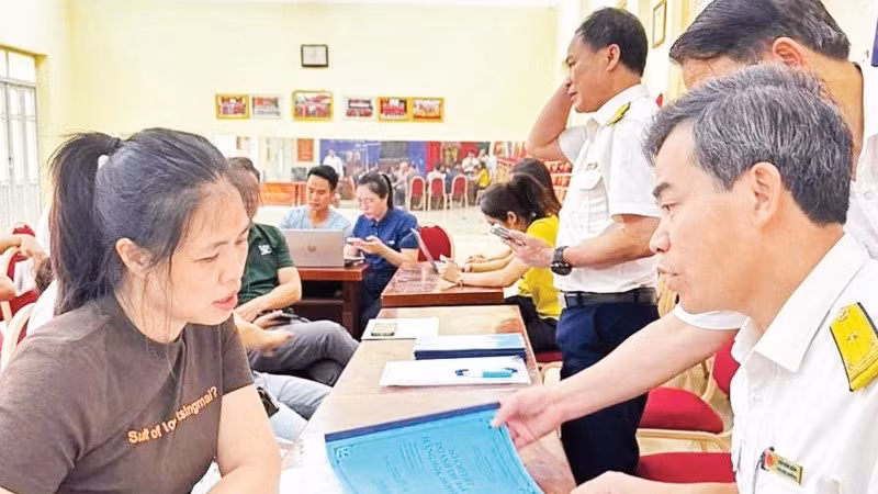 Cán bộ Thuế Thành phố Hà Nội hướng dẫn hộ kinh doanh kê khai thuế.