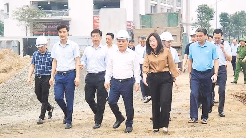 Chủ tịch UBND thành phố Hà Nội Vũ Đại Thắng (áo trắng) cùng Đoàn công tác của thành phố trực tiếp đi kiểm tra tiến độ Dự án đầu tư xây dựng nâng cấp, mở rộng đường 70.