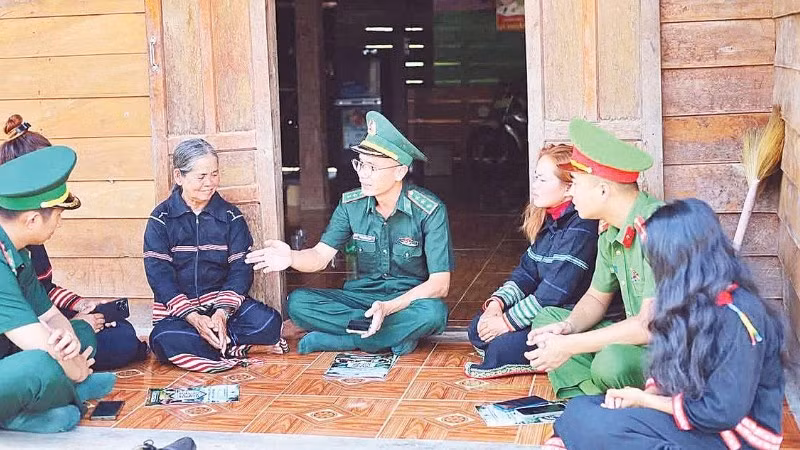 Cán bộ, chiến sĩ Bộ đội Biên phòng Gia Lai phổ biến kiến thức pháp luật tới đồng bào dân tộc thiểu số.