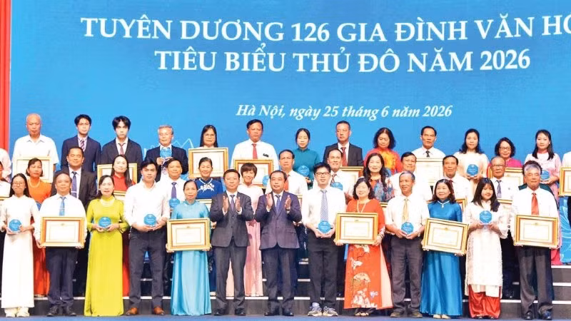 Thành phố Hà Nội tôn vinh những Gia đình văn hóa tiêu biểu nhằm lan tỏa những tấm gương xây dựng, giữ gìn văn hóa gia đình, văn hóa người Hà Nội đến cộng đồng.