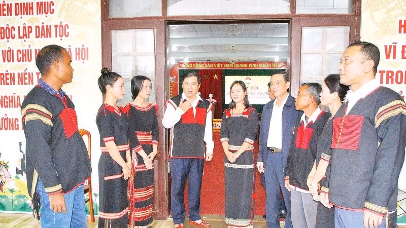 Lãnh đạo tỉnh Đắk Lắk lắng nghe tâm tư nguyện vọng của đồng bào dân tộc thiểu số xã Cư Pui.