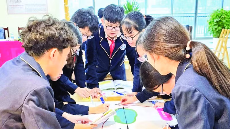 Học sinh Trường trung học cơ sở chất lượng cao Chu Văn An (phường Việt Hưng) trong một tiết học.