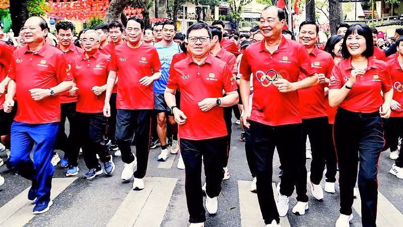 1- Các đại biểu và nhân dân Thủ đô hào hứng tham gia Ngày chạy Olympic trong không khí trong lành, mát mẻ sáng Chủ nhật.