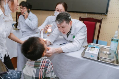 Bác sĩ khám sàng lọc cho bệnh nhi. 